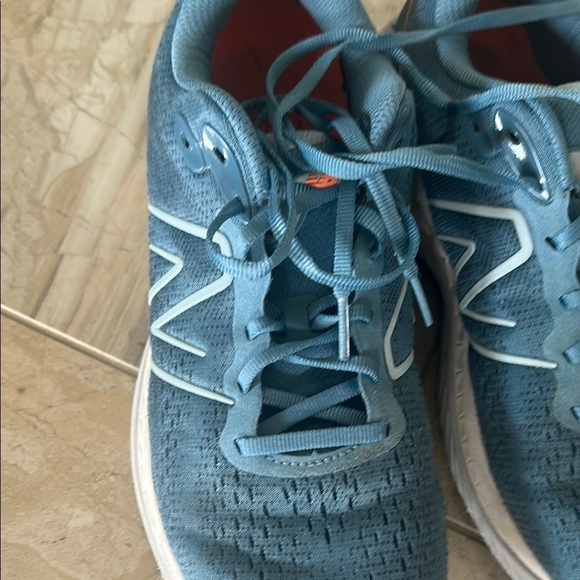 New Balance Blue Athletic Shoes with Cushioned Sole fresh and foam 880 - Picture 2 of 12